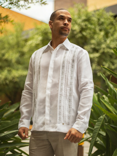 modelo guayabera blanca