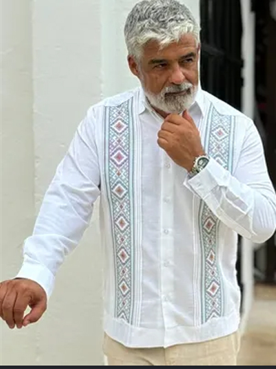 modelo maduro guayabera blanca